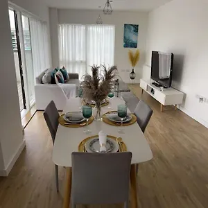  Apartment Contemporary Urban Retreat, 2-bedroom Haven By City Airport